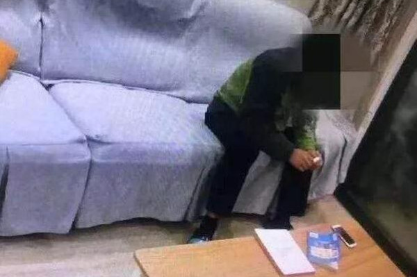 陪娃寫作業遭打事件